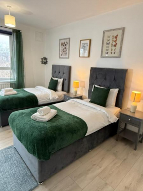 Spacial and cosy 3 BDR flat for 6 - close to London, with WIFI and Netflix